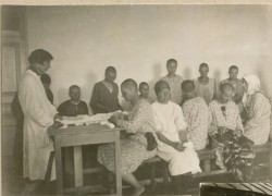 Фотография. Мастерская женского отделения в Ставропольской психиатрической больнице. 1930-е гг. Из фотоальбома главного врача А.Я. Доршта 1939 г.
